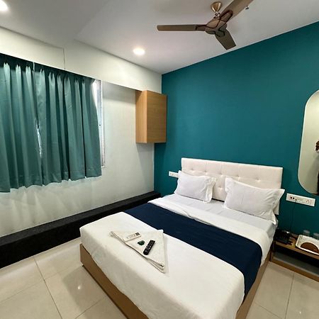 Hotel Sky Palace Adajan Surate Extérieur photo