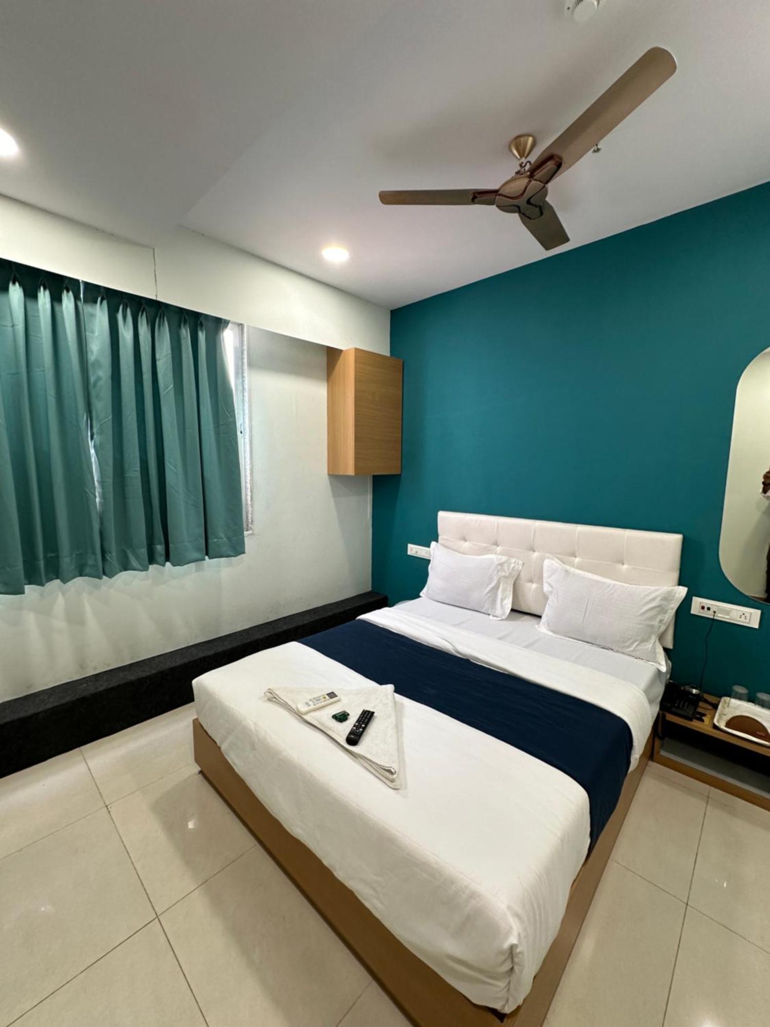 Hotel Sky Palace Adajan Surate Extérieur photo