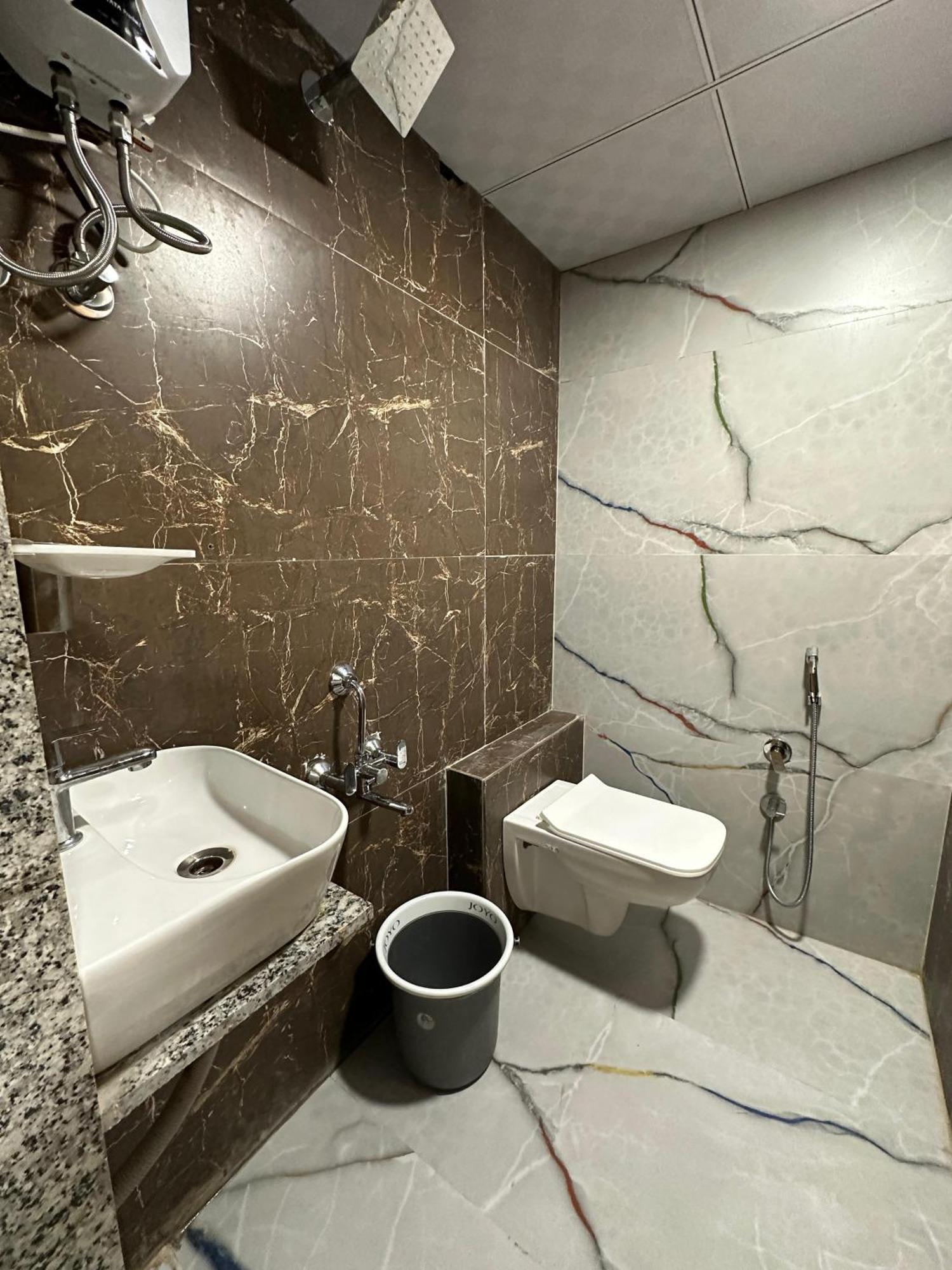 Hotel Sky Palace Adajan Surate Chambre photo